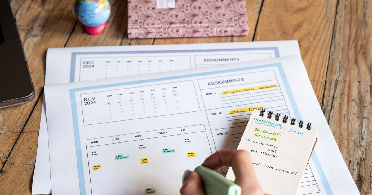 Mahasiswa mengatur jadwal kuliah dan kerja menggunakan kalender